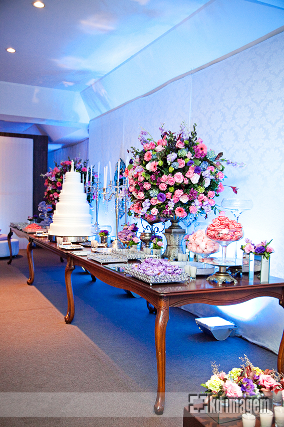 decoracao de casamento azul amarelo e lilas:lilás e rosa no mobiliário móveis brancos e mesas pé luis xv além decoracao de casamento azul amarelo e lilas:lilás e rosa no mobiliário móveis brancos e mesas pé luis xv além