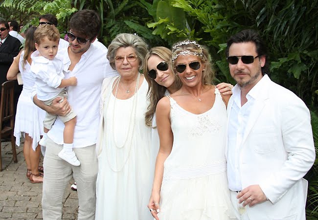 No casamento de Adriane Galisteu e Alexandre Iódice, o traje branco era um pedido dos noivos. Foto: Ego