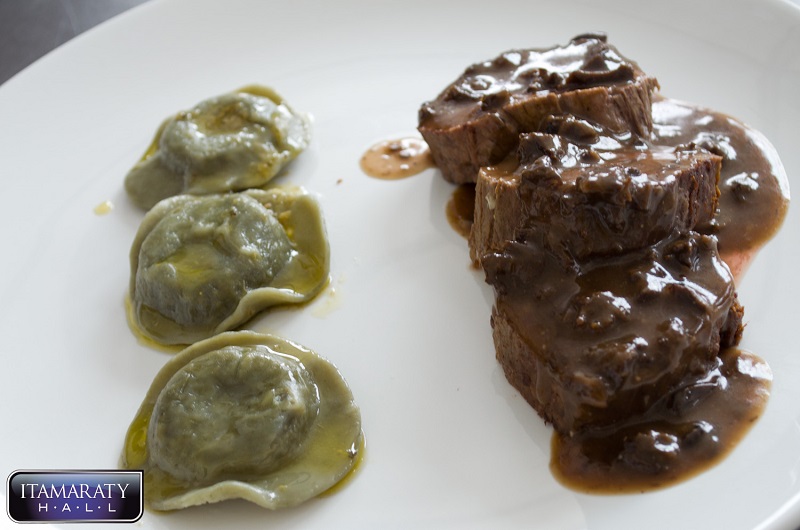 Filet ao funghi com ravioli de ricota com espinafre