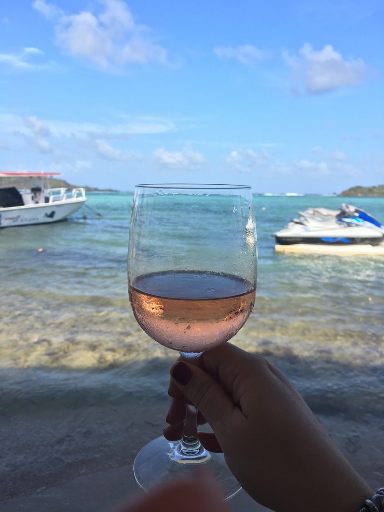 Cheers! Um Rosé para comemorar a estadia no Le Sereno!