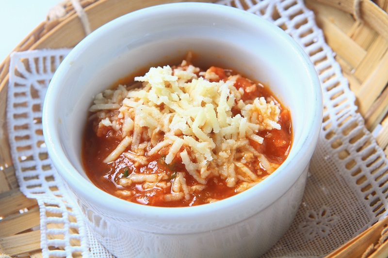 Polentinha gratinada com calabresa e queijo