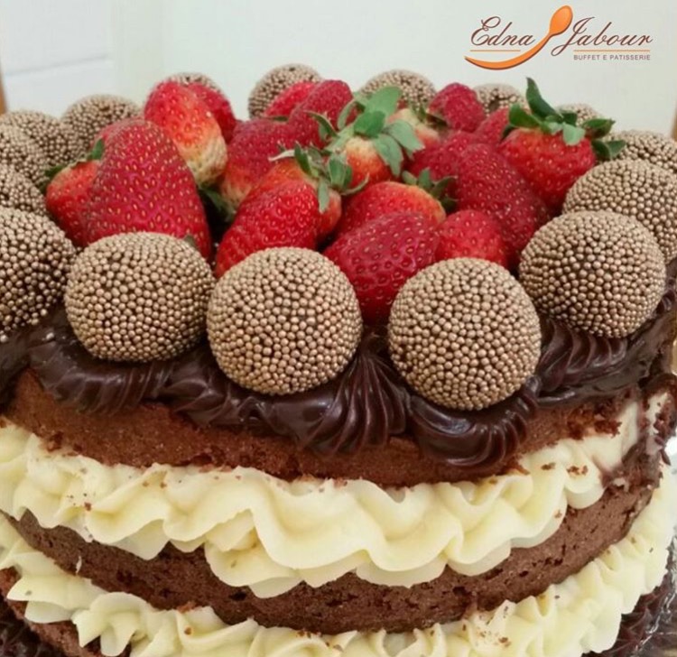 Naked Cake com massa de Ovomaltine Recheado com Nutella e Brigadeiro de Leite Ninho