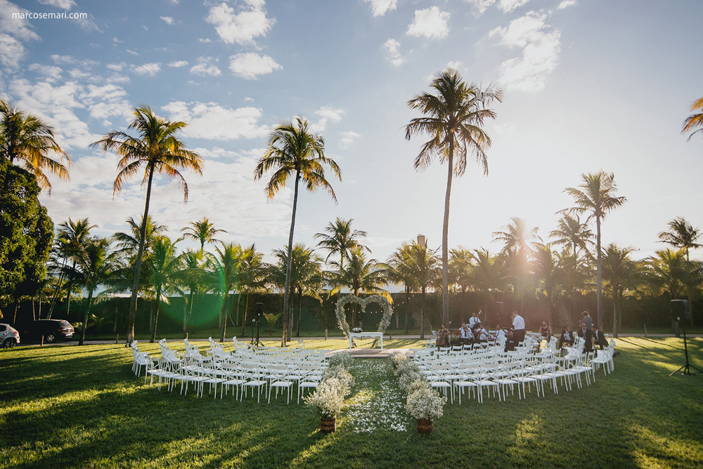 A Izis e o Márcio tiveram um lindo casamento ao ar livre, com cerimônia emocionante rodeada de verde, festa charmosa e super animada. Venha se inspirar!