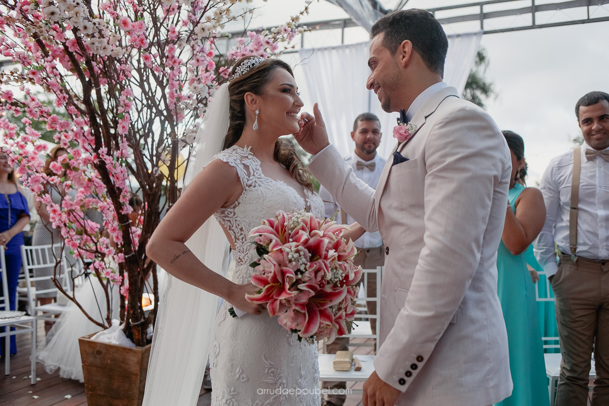 Um lindo casamento em Pedra Azul, realizado ao ar livre, com cerimônia e festa no mesmo local. Venham se inspirar no grande dia da Agatha com o Marlon!