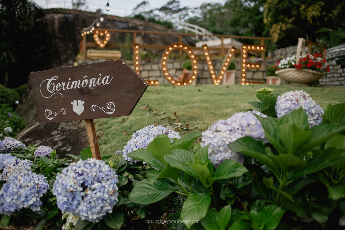 Casamento  ao ar livre em Pedra Azul: Agatha e Marlon