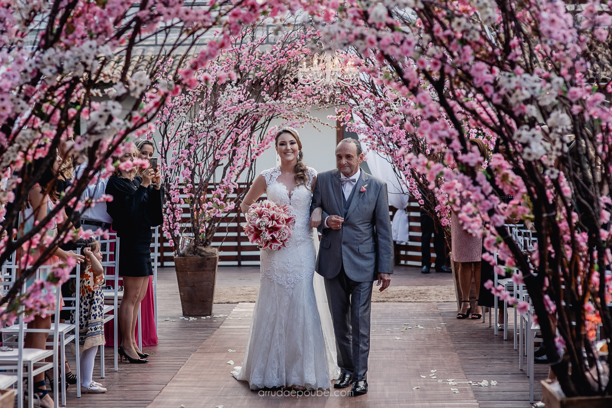 Um lindo casamento em Pedra Azul, realizado ao ar livre, com cerimônia e festa no mesmo local. Venham se inspirar no grande dia da Agatha com o Marlon!