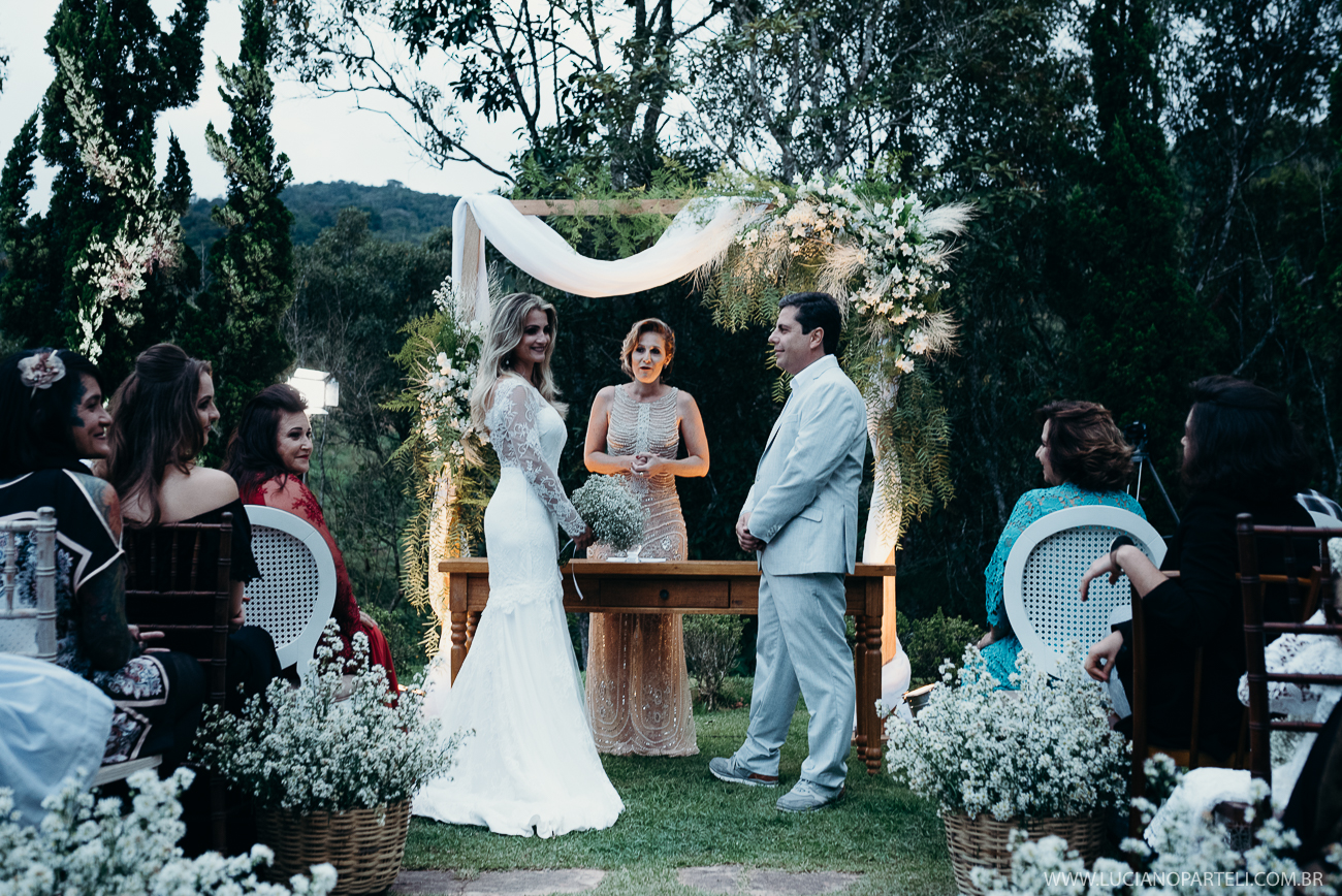 Casamento no sítio, com visual incrível da natureza, ar puro, além de um clima familiar maravilhoso. Venha conferir e se inspirar nesse lindo mini wedding!